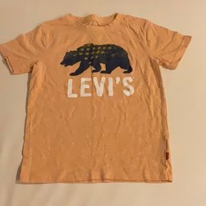 Levi’s graphic print tee. K229
